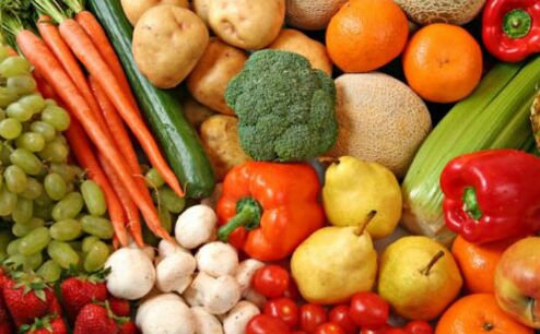 Patienten, die an Psoriasis leiden, müssen Gemüse und Obst in ihre Ernährung aufnehmen. 