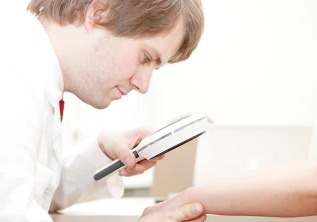 Diagnose der Psoriasis durch einen Dermatologen